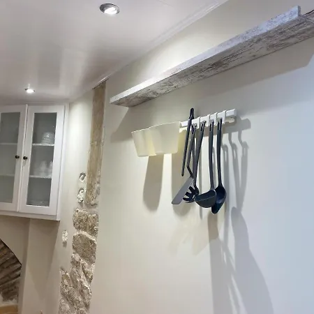 Tarracohomes, Th143 Old Town Apartman